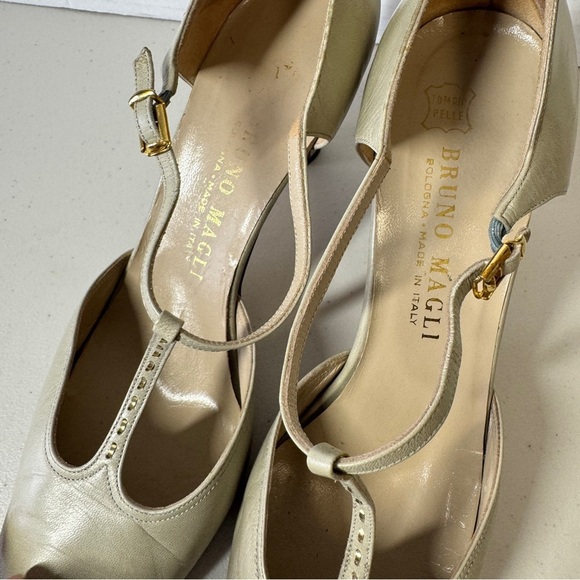 Vintage Bruno Magli Women's Cream T-Strap Y2K 90s Round Toe Heels Size 37 1/2 - Picture 10 of 14